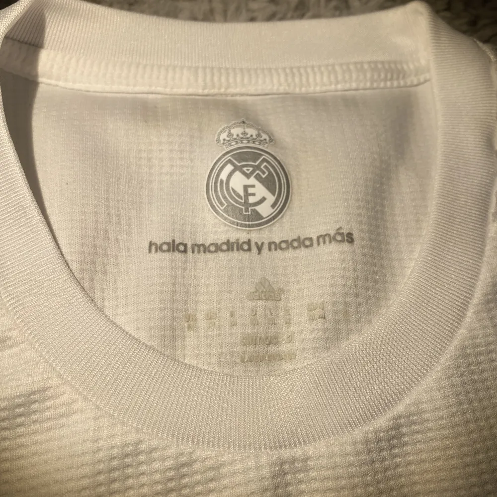 Säljer min RIKTIGA real Madrid 2015/2016 tröja. Köpt i Madrid stadium. Ifall du har frågor eller vill ha mer bilder är det bara att skriva. 8/10 skick.. T-shirts.