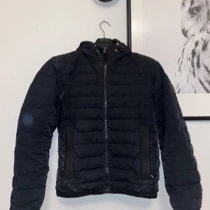 Hugo boss jacka - En vinterjacka från hugo boss. Den har används flitigt under en vinter. Inköpt för 4800kr och är i väldigt bra och robust material, den är stoppad med äkta dun. Går endast at kemtvätta men har ej haft möjlighet därför fläckarna.