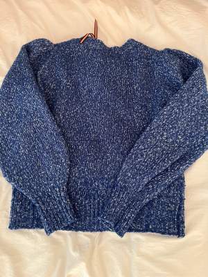 Blå stickad tröja från Holly&Whyte i nyskick storlek s