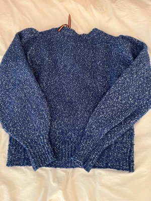 Stickad tröja  - Blå stickad tröja från Holly&Whyte i nyskick storlek s