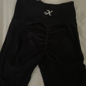 Träningsshorts med schrunch  - Sweety bum shorts från Xshapes i nyskick säljes då de är för små för mig. Framhäver rumpa och midja och är perfekt längd. Storleken på tightsen är M men de är små i storleken så passar som en S.