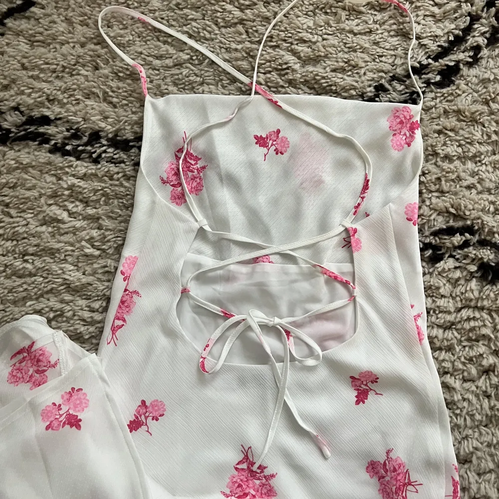 Adoores populära Vienna Dress från SS22 med rosa blommor! Denna är slutsåld sen länge och har endast använd den 1 gång så den förtjänar en bättre ägare😍. Klänningar.