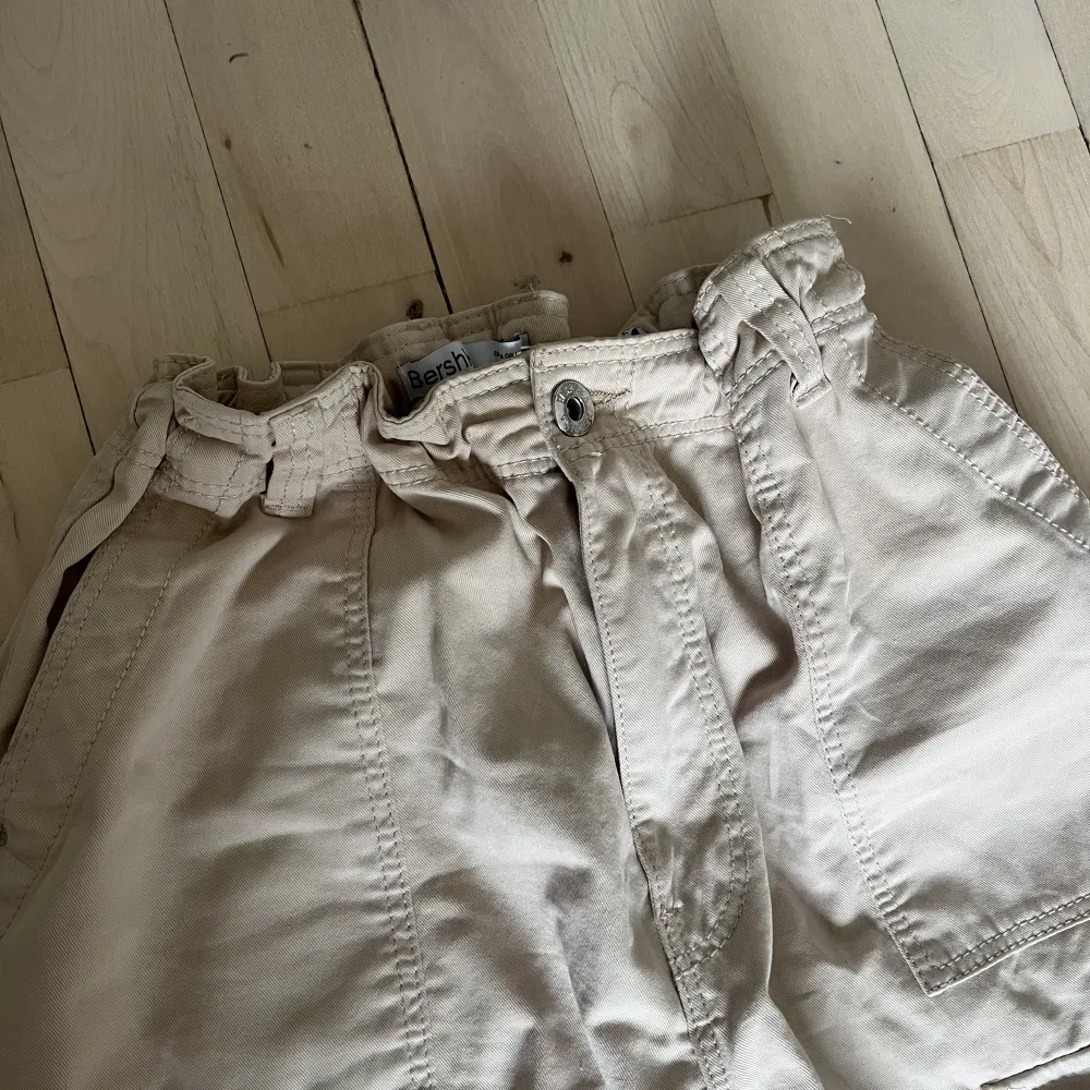 Beige cargo byxor från bershka. Storlek 40 men lagt in resårband så man kan även ha dem om man har storlek 36/38. Jättesnygga på!. Jeans & Byxor.