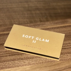 Anastasia - Soft glam mini - Ögonskuggspalett från Anastasia i Soft glam, nästintill oanvänd. Köpt för 395, säljer för 250 kr 🤍