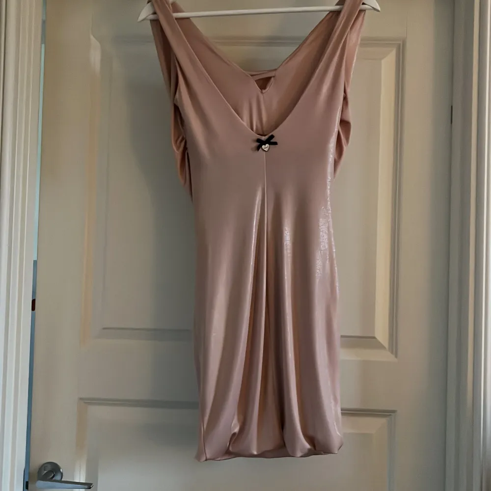 Mycket fin ny klänning köpt i exklusive butik i Grekland. Lite skimrande rosa glittrig med fint hjärta i riggningen på ryggen . Klänningar.