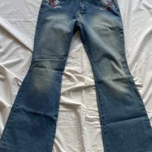 BOOT CUTE JEANS Snygga jeans med diamant detaljer. Boot Cute style och lutar mer mot lågmidjat. Av märket STYLE. Storlek 40 men tycker den passar mindre storlekar 100kr