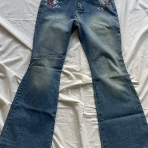 Bootcute jeans - BOOT CUTE JEANS Snygga jeans med diamant detaljer. Boot Cute style och lutar mer mot lågmidjat. Av märket STYLE. Storlek 40 men tycker den passar mindre storlekar 100kr