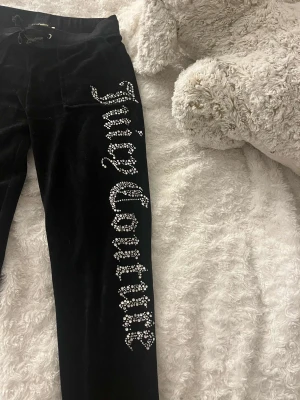Vintage juicy couture!  - Supersnygga juicy byxor i svart! Är i fint skick💗💗 är från ali express, tullen plus all frakt kostar en hel del, därav priset!