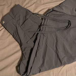 För stor, från shein, liknar bilden men UTAN fickorna. Man kan knyta sidorna och sitter skönt, perfekt för sommar/vår. cirka 1m lång.