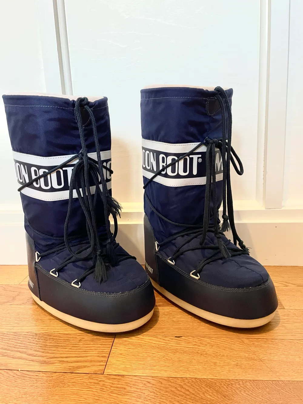 Säljer mina superfina välbevarade moon boots enbart använda en halv vinter. De är nästan i nyskick. Jag har normal stl 37/38 i skor men dessa är små i storleken.. Skor.
