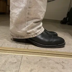 Svarta J Lindeberg Jesse Western boots i läder. Smått creasade men annars i mkt gott skick. Nypris 3500kr