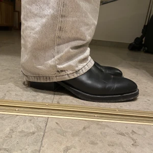 J Lindeberg boots - Svarta J Lindeberg Jesse Western boots i läder. Smått creasade men annars i mkt gott skick. Nypris 3500kr