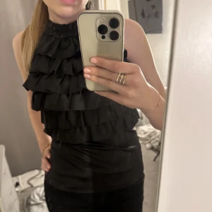 Festtopp - Så snygg topp i satin, superbra skick, köparen står för frakt 💕