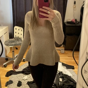 Stickad tröja  - Stickad tröja från hm Använd cirka 5 gånger