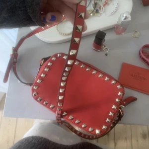 Valentino väska  - Så cool valentino väska som jag säljer för ett så bra pris! ÄVEN ÖPPEN FÖR BYTEN!!🤗🤗! Lite detektera som man kan se på bilderna då den spruckit längst upp, men annars så bra skick!