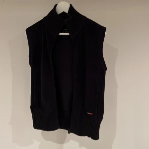 Fleeceväst - Svart tight fleeceväst som jag hellre skulle vilja ha till sovplats. Såå gosig och hög muddkrage. 😻