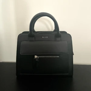 Väska  - Säljer denna knappt använda väskan från NA-KD. Köpt för 500kr & använd 1-2 gånger. 