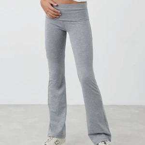 Yoga pants Gina  - ‼️Lägger ut igen då jag har två par‼️ Säljer dessa super snygga yoga pants då dem är försmå och jag inte längre kan returnera, dem är helt nya och har lapparna kvar! Skriv privat om ni har några frågor eller vill ha egna bilder❤️  Pris kan diskuteras!❤️