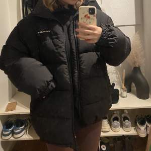 Säljer min vinterjacka från nicki studios kollektion med Gina tricot 🤩 Superskön och oversized jacka som håller en varm under vintern! Säljer pga har inte plats😢 Jag är 163 cm lång och har vanligt vis strl XS-S! 