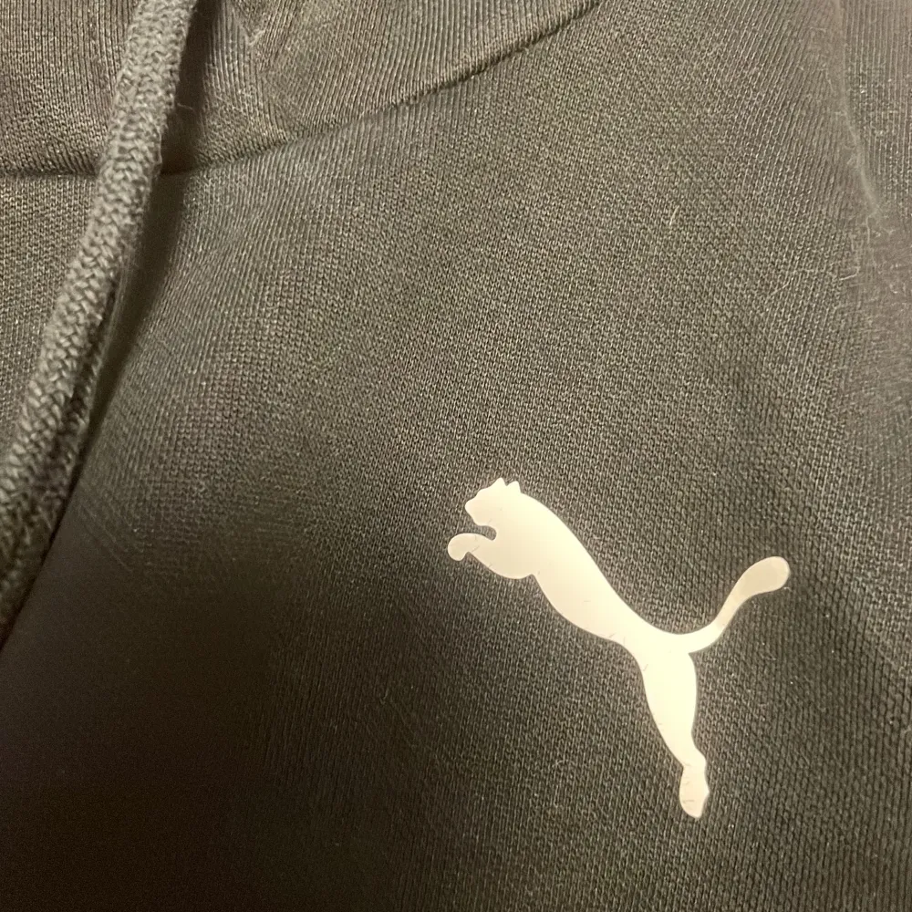 En Puma hoodie i väldigt bra skick som tyvärr inte passade mig. Den är i storlek S priset kan diskuteras! . Hoodies.