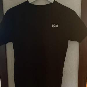 Vans t-shirt säljer denna för 175kr