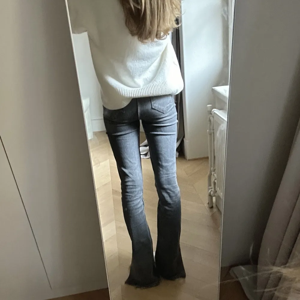 Säljer dessa gråa utsvängda jeans med slits! De högmidjade och sitter super bra. De är i bra skick. Står att de är i storlek 38 men skulle säga att de är mindre då de sitter superbra på mig som bär 34. Jeans & Byxor.