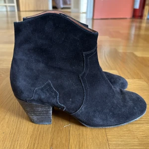 Isabel marant dicker boots  - Otroliga boots från marant, mockan är i väldigt bra skick💛  Pris kan diskuteras vid snabb affär 