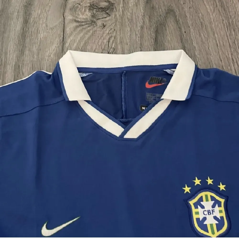 brasilien bortaställ från 1997, knappt använd! Är i god kvalite, kan frakta samt mötas upp, mitt pris är 400kr. T-shirts.