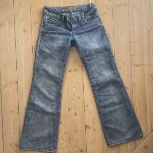 Säljer mina lågmidjade bootcut jeans 💗 Midejmått:76cm Innerbenslångd:78cm Är som en s i normal längd Lånade bilder 