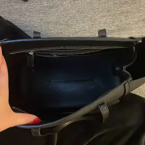 Säljer min svarta Calvin Klein väska då jag aldrig använder den I princip i nyskick, väskan rymmer väldigt mycket 