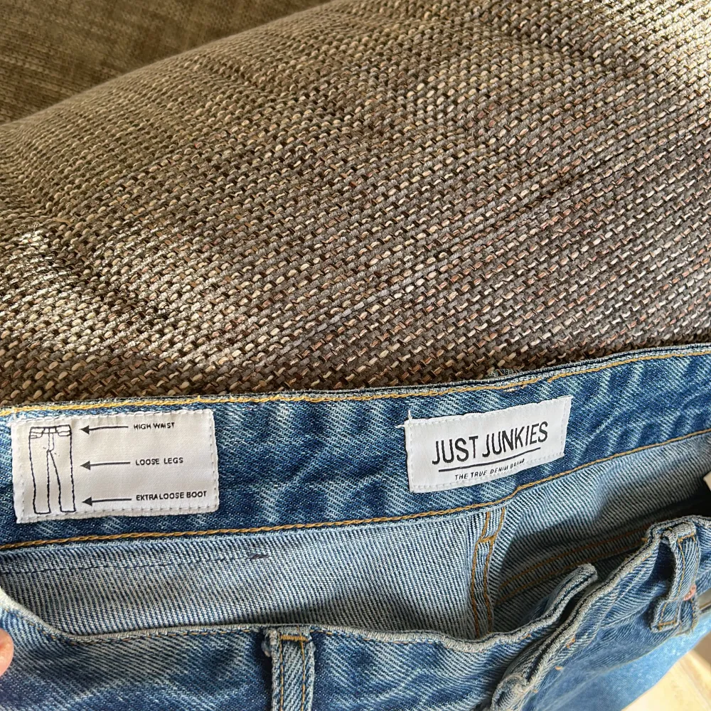 Ett par just junkies jeans i mycket bra skick. Storleken är 28/30 och passformen är loose fit. Nypris: 999kr Mitt pris: 250kr. Jeans & Byxor.