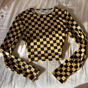 Långärmad checkered - Snygg långärmad tröja m nice material!🌸 Alla bilder är mina! Strl M men är stretchig så funkar både upp o ner i storleken