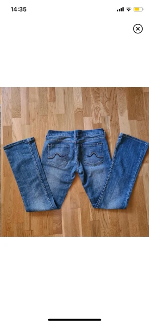 Jeans - säljer dessa lågmidjade jeansen eftersom dom är för långa på mig som är 154. Dragkedjan krånglar lite men fungerar ändå💘