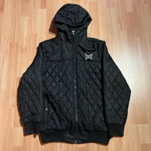 Tapout jacka - Helt crazy tapout jacka 😟🆘rare n dripped asl🤤perfekt för vintern🥶not sure if i wanna sell men släpper för rätt pris🐊‼️KÖPAREN STÅR FÖR FRAKT‼️
