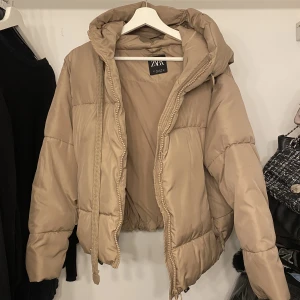 Vinterjacka - Fin beige jacka från zara, perfekt till vinter💓