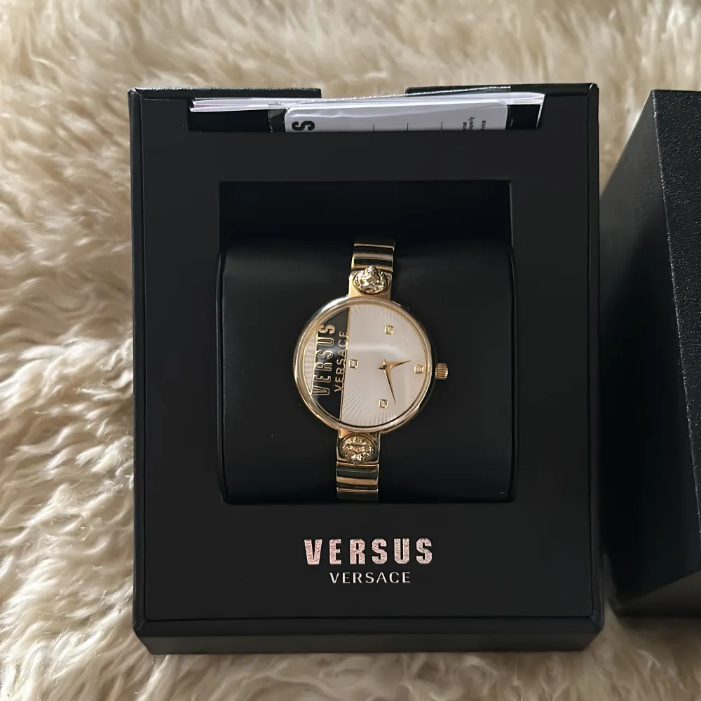 Versace klocka köpt i Milano äkte bevis medföljer och box osv..💞köpt för ungefär 8500kr . Accessoarer.