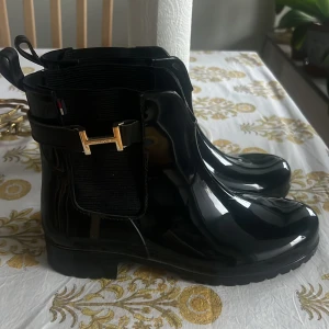 tommy hilfiger stövlar - säljer dom gär fina lyxiga stövlarna ifrån tommy hilfiger. Dom går inte att köpa längre vad jag kan få fram. Köpta för 1,5💓