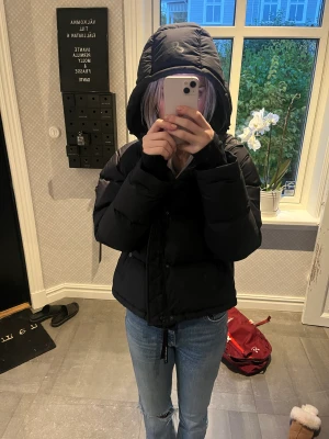 Vinterjacka - Svart Aritzia i deras model ” The Super puff” shorty, jackan är varsamt använd. Super bra kvalitet och jackan är super varm. Köpt för 2500+ tull.  Skriv för fler bilder