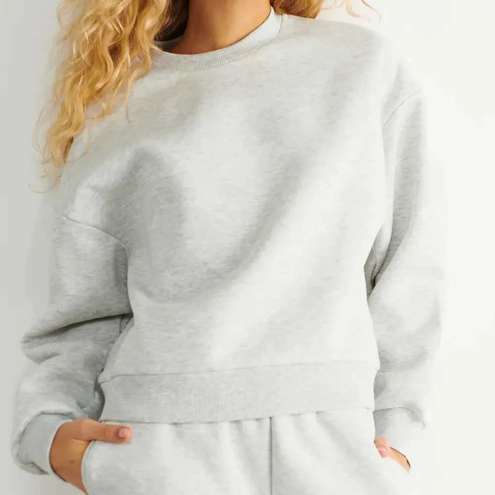 Säljer denna basic sweatern från Gina Tricot.💕Ljusgrå i storlek M⚡️. Hoodies.
