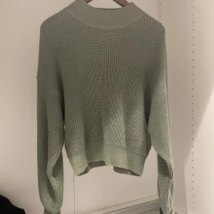 Grön stickad tröja - Säljer min gröna stickade tröja från NA-KD! Knappt använd 💚