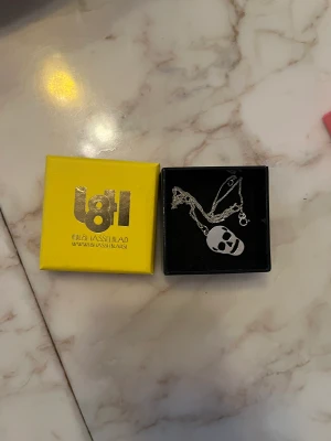 Lotta Hasselblad - Så fint L8H halsband. Är helt i ny skick eftersom jag inte använt det💕Väldigt eftertraktat! Den är 45 i längd🥰