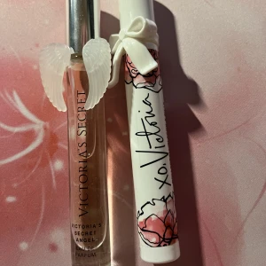 Victoria’s Secret rollerball parfym - Victoria’s Secret Angel och XO, Victoria.  Båda är endast testade men doften passade inte mig så jag säljer.❤️båda för 250kr eller en för 150kr
