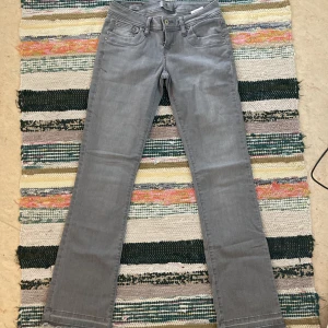 Lågmidjade gråa bootcut-jeans - Snygga, lågmidjade jeans av märket LTB, i stilen ”valerie”. Använda bara ett par gånger. Storlek 27/30