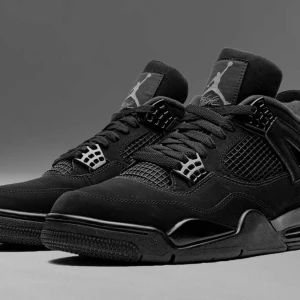 Jordan 4 black cats - Använda men äkta. Skriv för bilder (box finns) dom är lite små i storleken sp passar runt 42,5-43,5