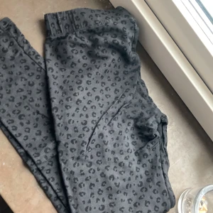 Byxor  - Byxor från HM bekväma 9-10 år 