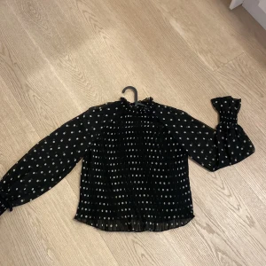 Prickig blus  - Mesh/genomskinligt tyg. Oanvänd. 