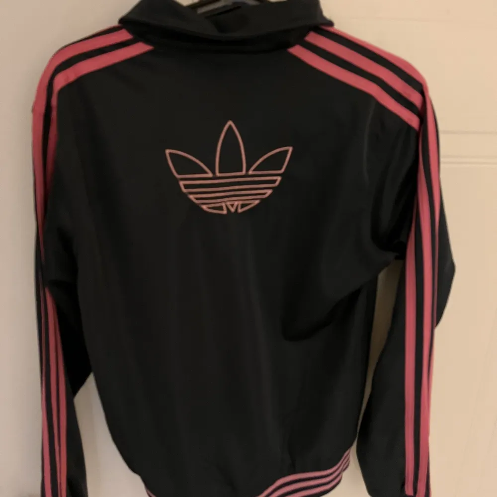 Adidas kofta med rosa detaljer i storlek L🤍 Väldigt bra skick . Tröjor & Koftor.