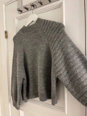 Stickad 3-kvarts ärmad  - Stickat 3 kvarts armad tröja från zara, bra skick
