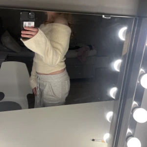 Off shoulder - Säljer denna jättefina off shoulder tröjan från Shein. Säljer pga att jag inte gillade modellen, den är därav endast testad. Nypris 219kr. Hör av er vid frågor💕