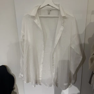 Linneskjorta - Strl 38 från Nelly.com. I linnematerial. Jättefint oversized. 
